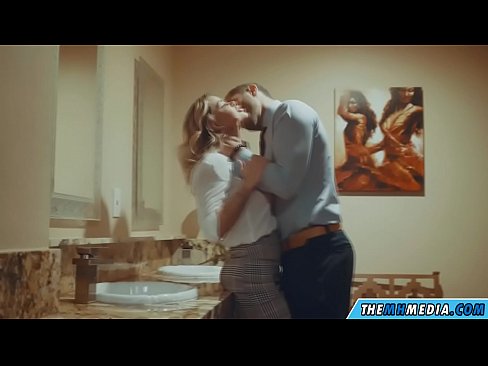 ❤️ Pe a faaosoosoina oe e se blonde busty i totonu o se faletaele lautele ️❌ Fucking